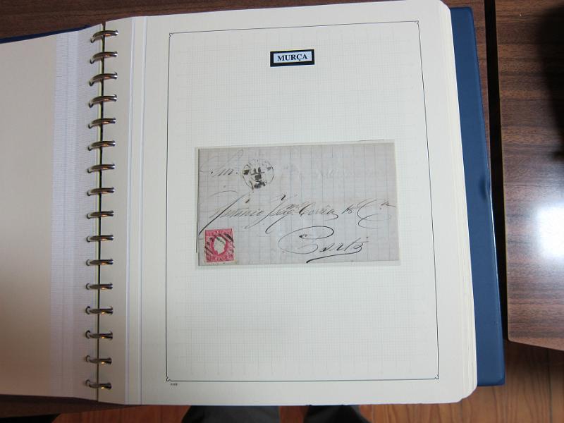 0019 (143).JPG -     Lote:    19      Marcofilia      Lotes Especiais       Descrição:         Portugal. Colecção especializada de carimbos de duplo círculo, tipo 1852, montada em 4 álbuns Lindner, com selos de diversas emissões e cartas, com estudo minucioso de cada marca. Lote a ver.         Lote       Valor Base:     &euro; 2.500,00     Valor Venda:     Retirado     